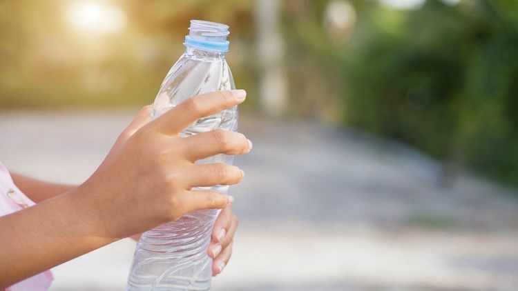 Γιατί είναι επικίνδυνο να πίνουμε νερό από πλαστικό μπουκάλι